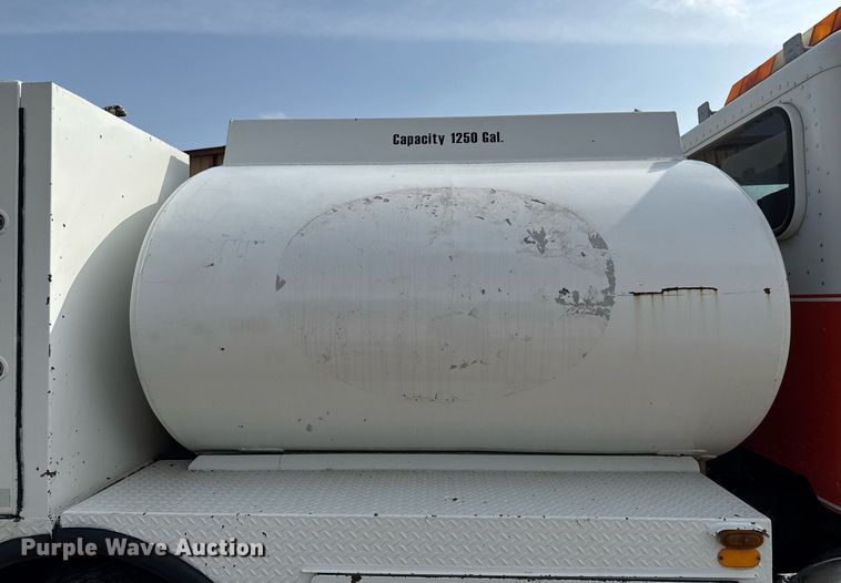 image for item ED5590 2007 Peterbilt 385 fuel truck