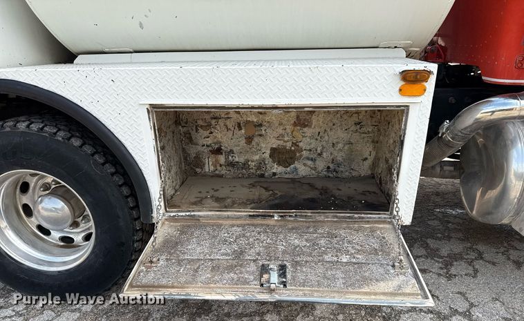 image for item ED5590 2007 Peterbilt 385 fuel truck