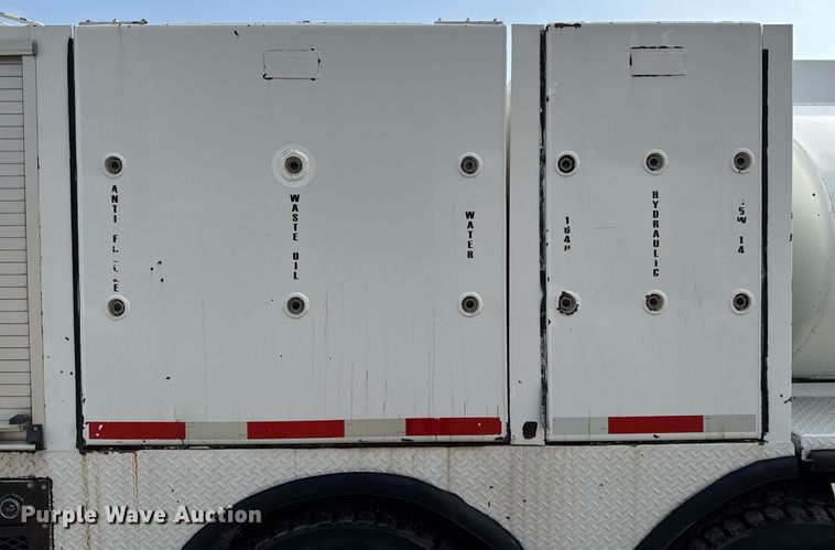 image for item ED5590 2007 Peterbilt 385 fuel truck