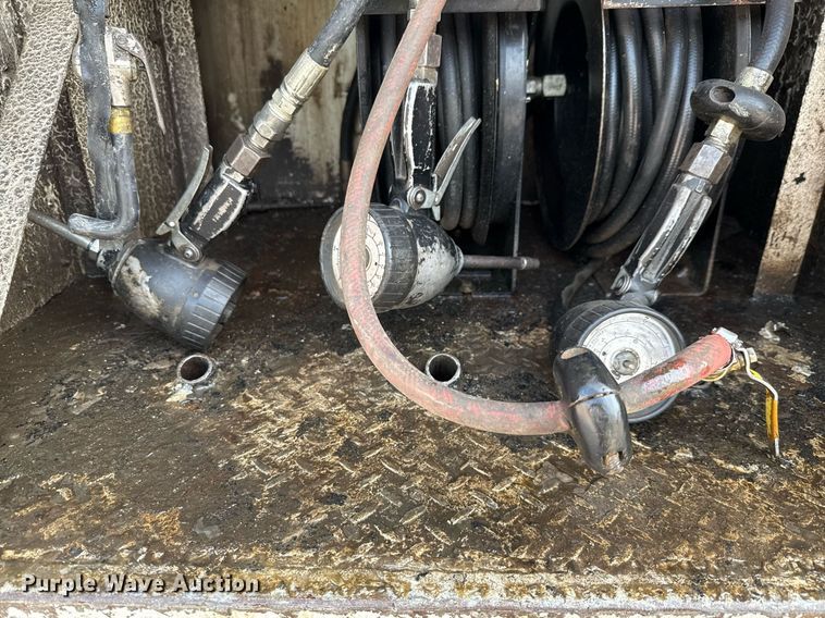 image for item ED5590 2007 Peterbilt 385 fuel truck