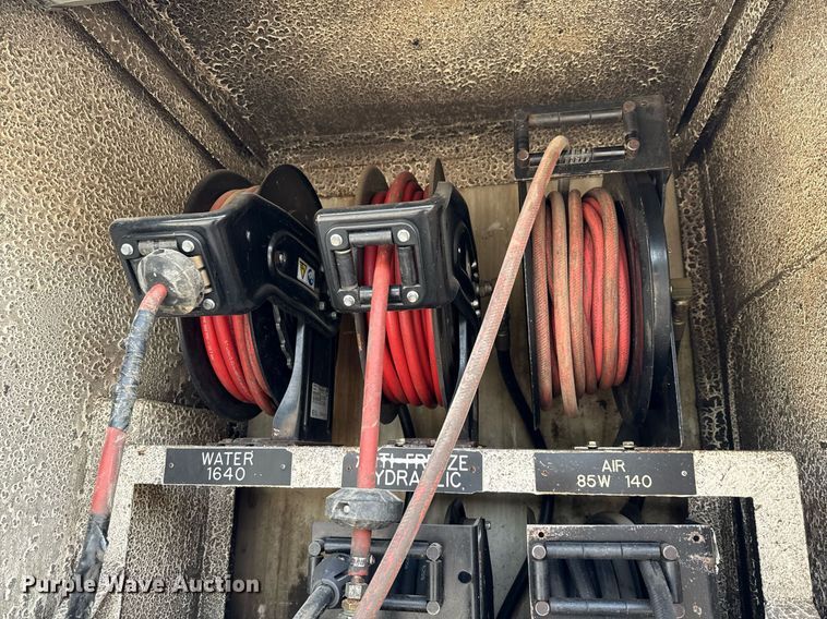 image for item ED5590 2007 Peterbilt 385 fuel truck