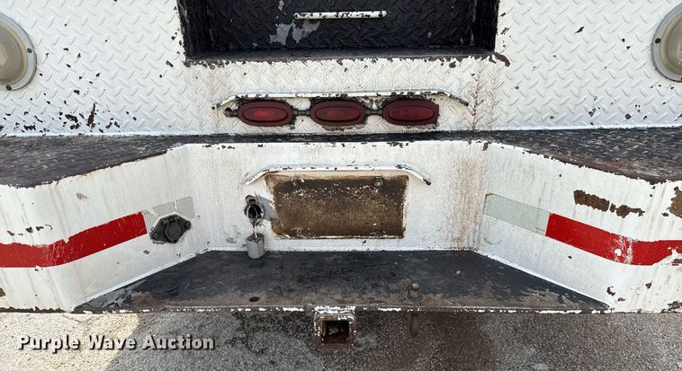 image for item ED5590 2007 Peterbilt 385 fuel truck