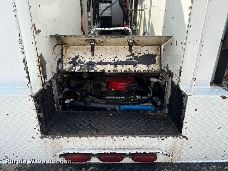 image for item ED5590 2007 Peterbilt 385 fuel truck