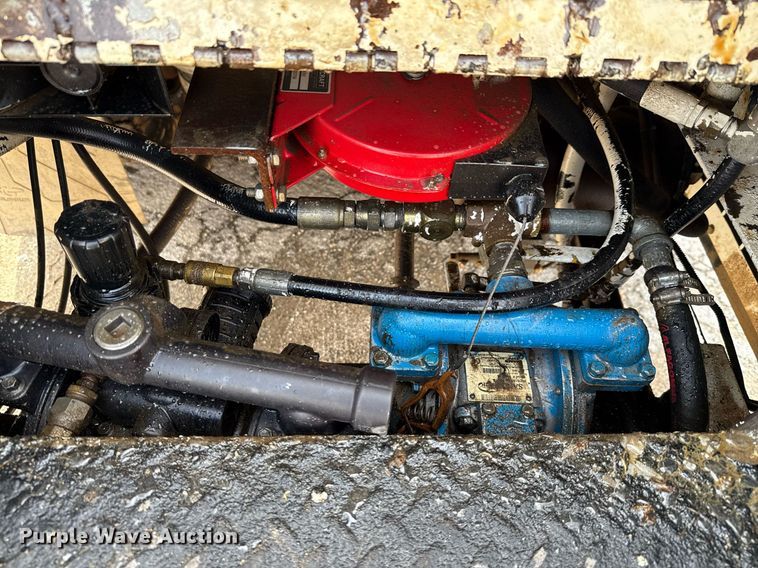 image for item ED5590 2007 Peterbilt 385 fuel truck