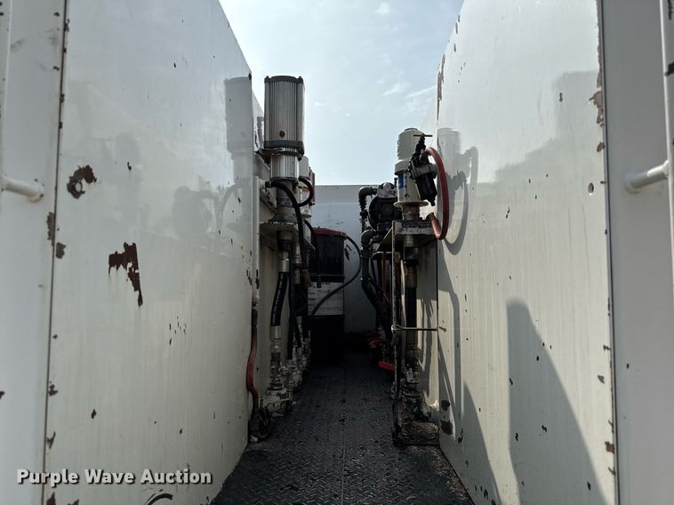 image for item ED5590 2007 Peterbilt 385 fuel truck