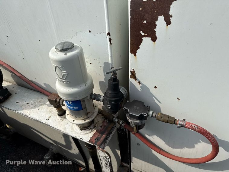 image for item ED5590 2007 Peterbilt 385 fuel truck