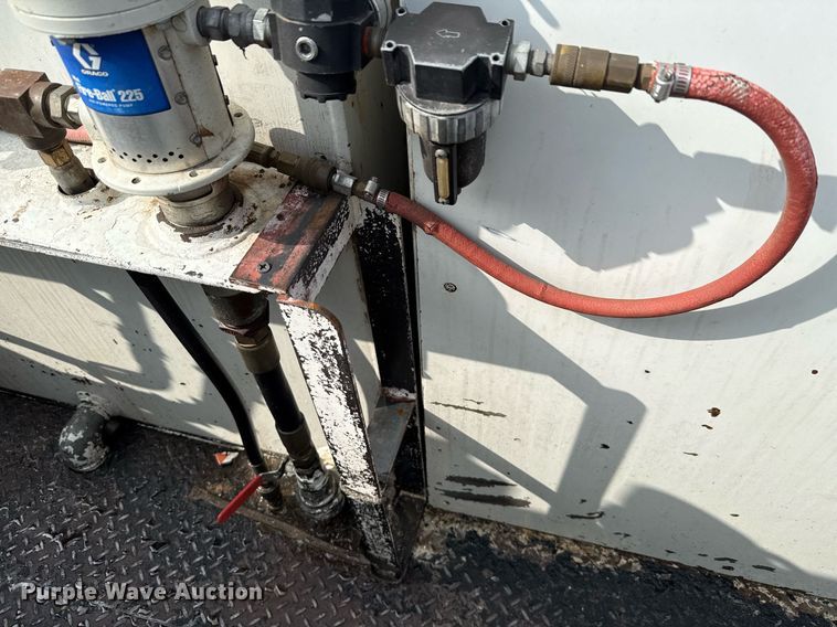 image for item ED5590 2007 Peterbilt 385 fuel truck