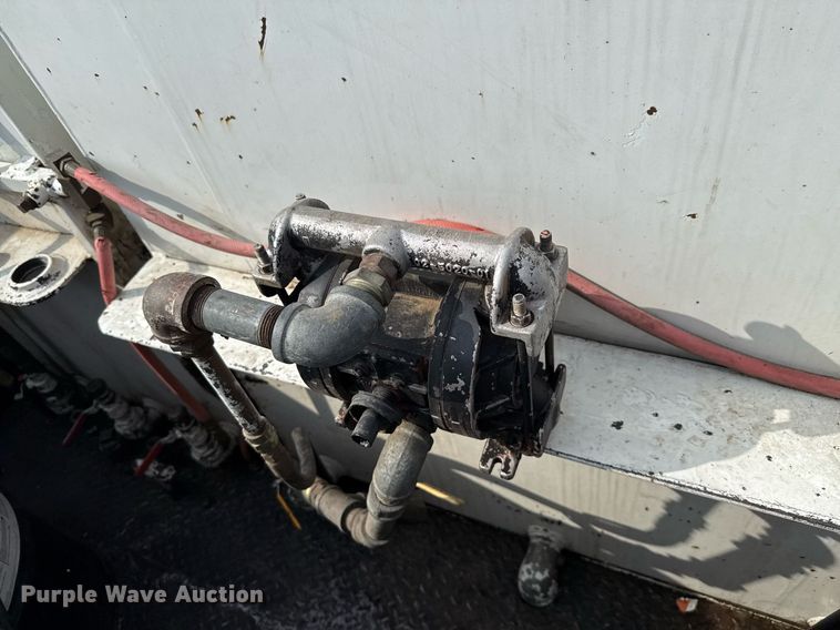 image for item ED5590 2007 Peterbilt 385 fuel truck