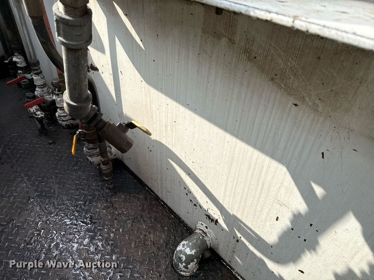 image for item ED5590 2007 Peterbilt 385 fuel truck