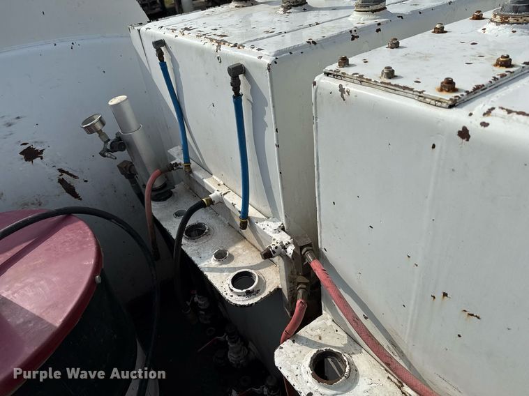 image for item ED5590 2007 Peterbilt 385 fuel truck