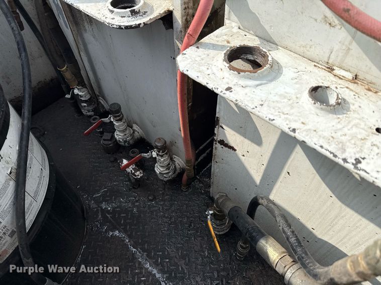 image for item ED5590 2007 Peterbilt 385 fuel truck