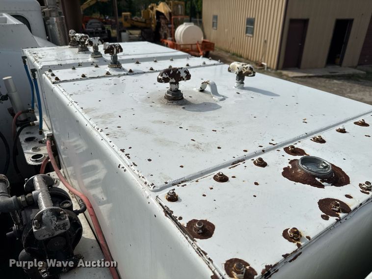 image for item ED5590 2007 Peterbilt 385 fuel truck