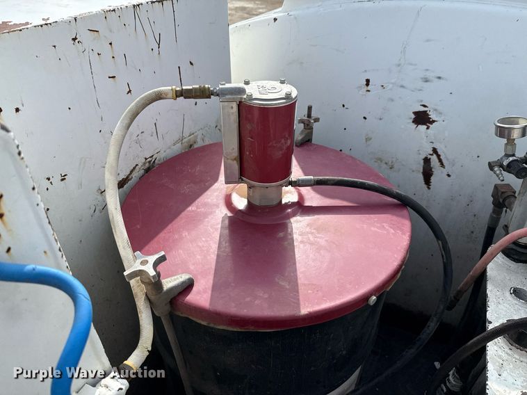 image for item ED5590 2007 Peterbilt 385 fuel truck