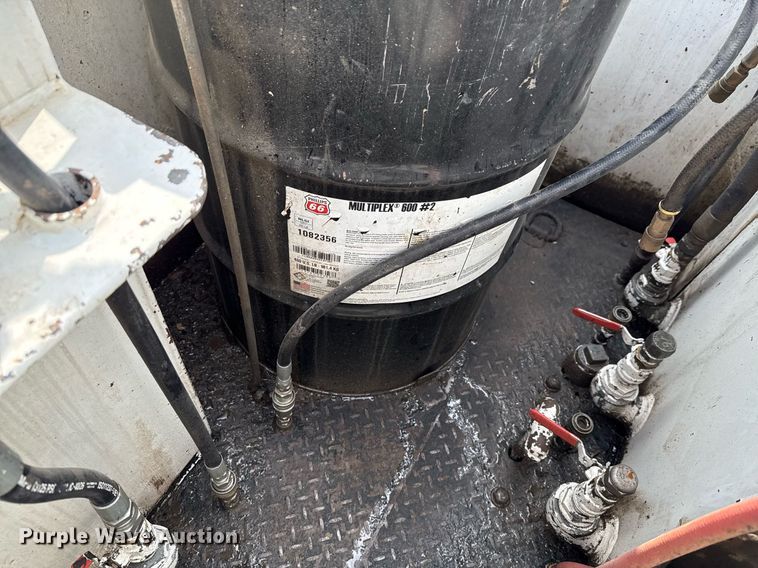 image for item ED5590 2007 Peterbilt 385 fuel truck