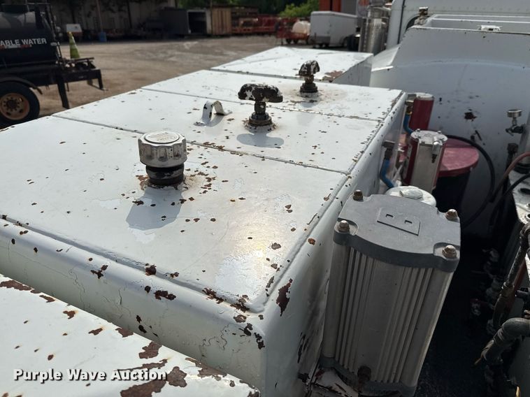 image for item ED5590 2007 Peterbilt 385 fuel truck