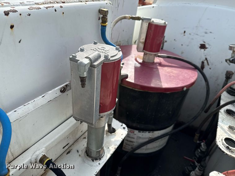 image for item ED5590 2007 Peterbilt 385 fuel truck