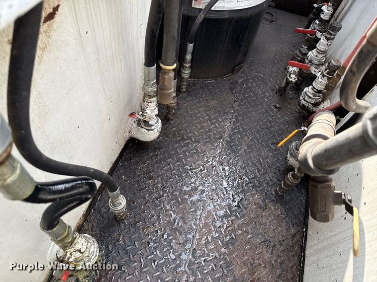 image for item ED5590 2007 Peterbilt 385 fuel truck