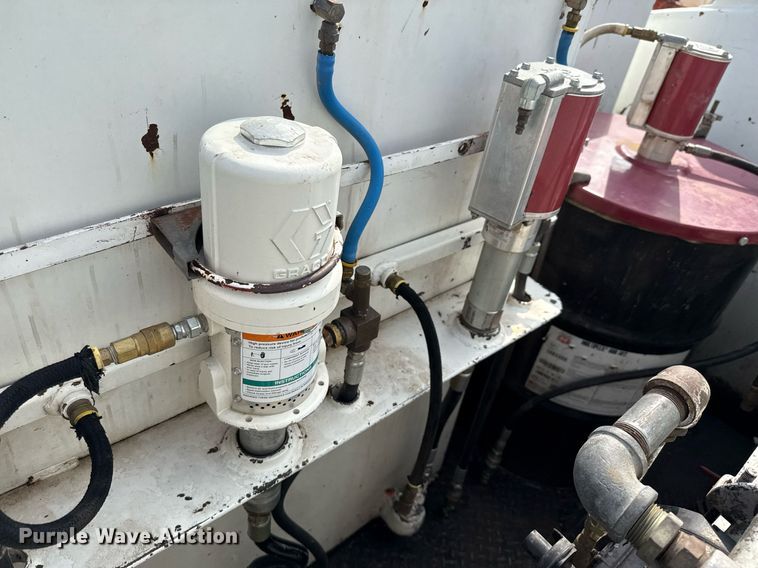 image for item ED5590 2007 Peterbilt 385 fuel truck