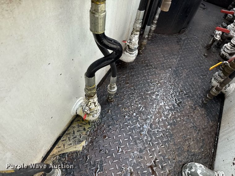 image for item ED5590 2007 Peterbilt 385 fuel truck