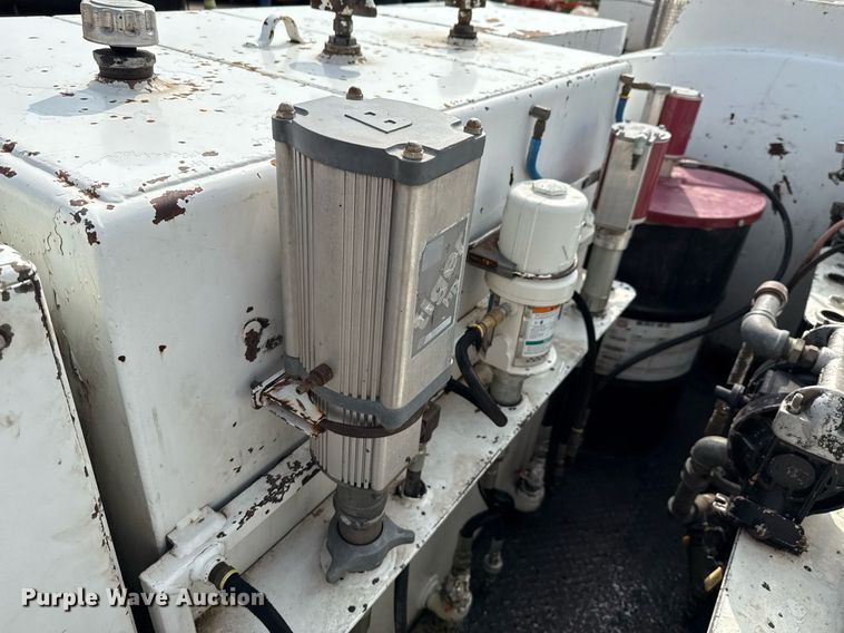 image for item ED5590 2007 Peterbilt 385 fuel truck