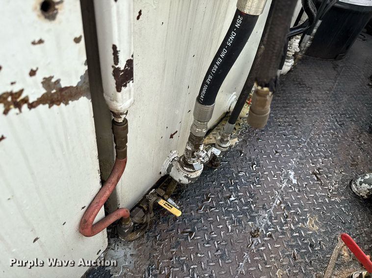 image for item ED5590 2007 Peterbilt 385 fuel truck