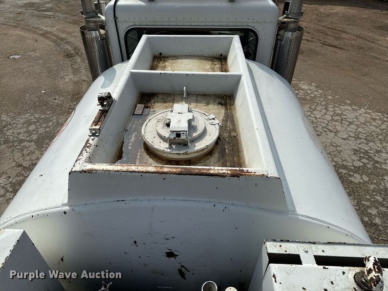 image for item ED5590 2007 Peterbilt 385 fuel truck