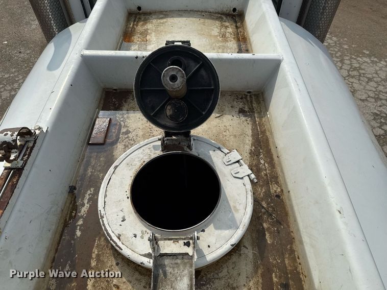 image for item ED5590 2007 Peterbilt 385 fuel truck