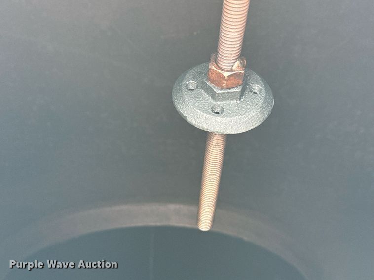 image for item ED5590 2007 Peterbilt 385 fuel truck