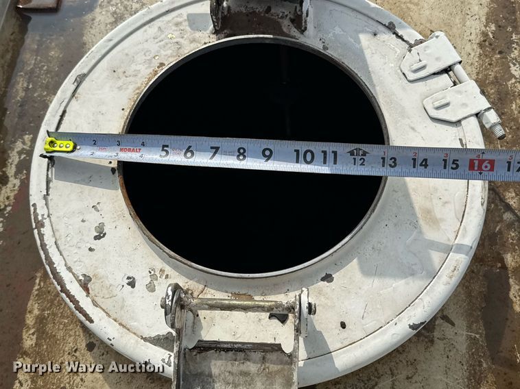 image for item ED5590 2007 Peterbilt 385 fuel truck