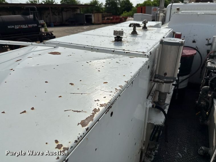 image for item ED5590 2007 Peterbilt 385 fuel truck