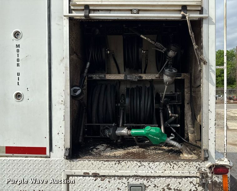 image for item ED5590 2007 Peterbilt 385 fuel truck