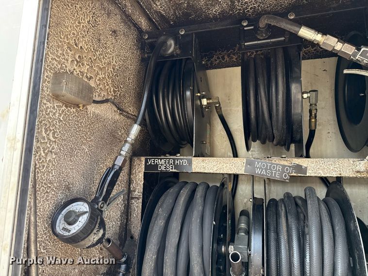 image for item ED5590 2007 Peterbilt 385 fuel truck