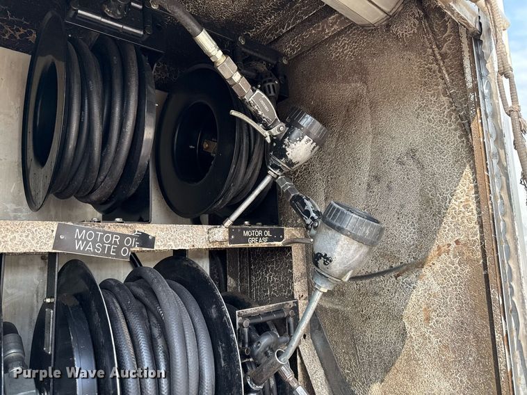 image for item ED5590 2007 Peterbilt 385 fuel truck