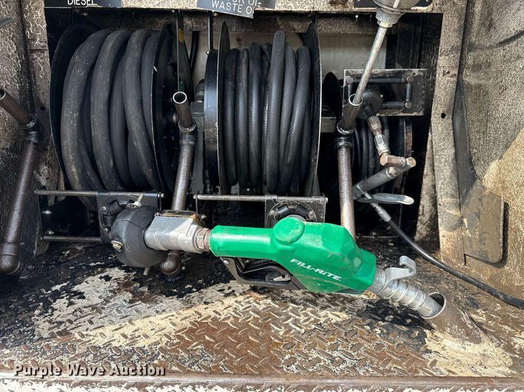 image for item ED5590 2007 Peterbilt 385 fuel truck