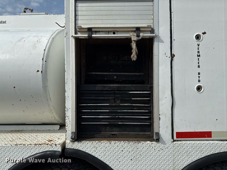 image for item ED5590 2007 Peterbilt 385 fuel truck