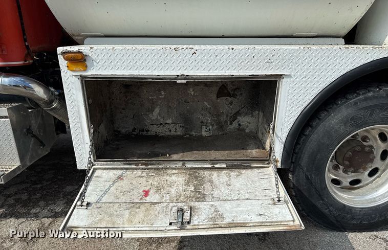 image for item ED5590 2007 Peterbilt 385 fuel truck