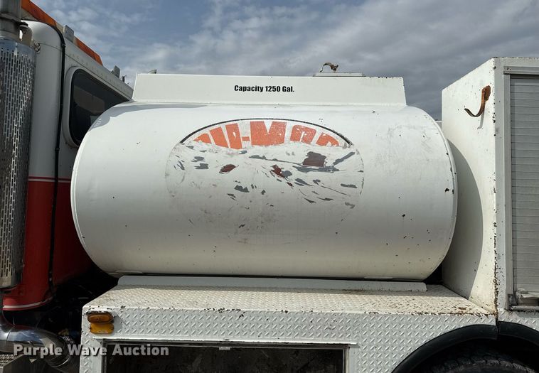 image for item ED5590 2007 Peterbilt 385 fuel truck