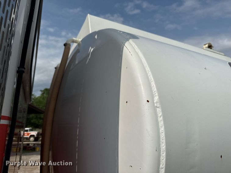 image for item ED5590 2007 Peterbilt 385 fuel truck