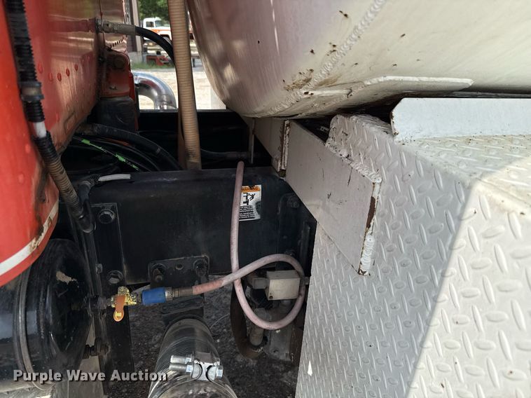 image for item ED5590 2007 Peterbilt 385 fuel truck