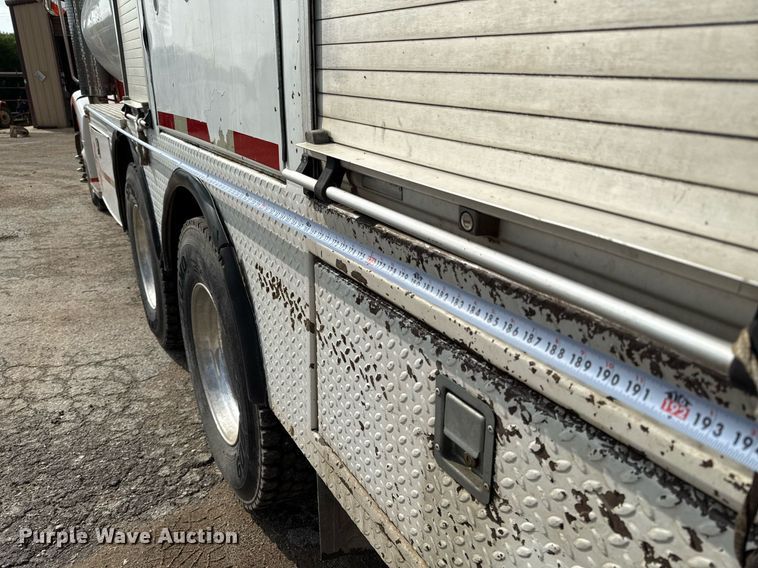 image for item ED5590 2007 Peterbilt 385 fuel truck