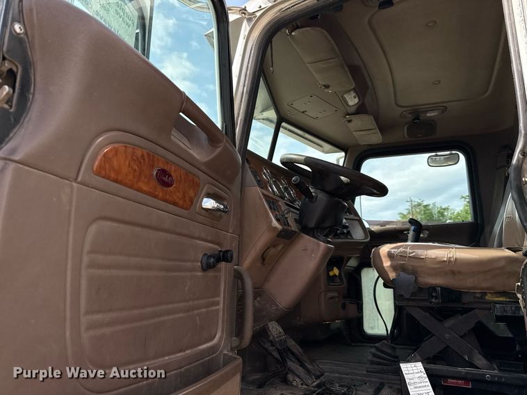 image for item ED5590 2007 Peterbilt 385 fuel truck