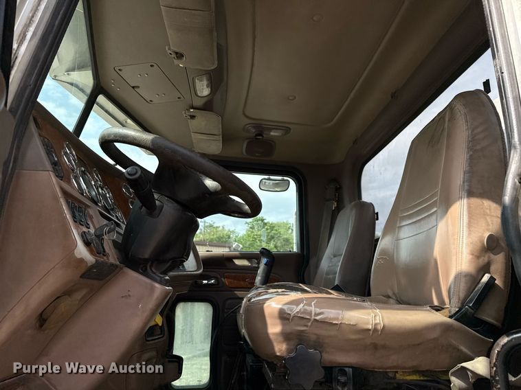 image for item ED5590 2007 Peterbilt 385 fuel truck