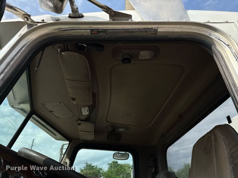 image for item ED5590 2007 Peterbilt 385 fuel truck