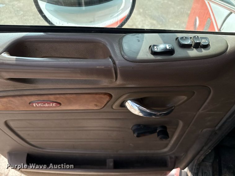 image for item ED5590 2007 Peterbilt 385 fuel truck