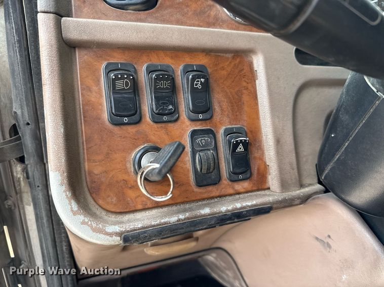 image for item ED5590 2007 Peterbilt 385 fuel truck