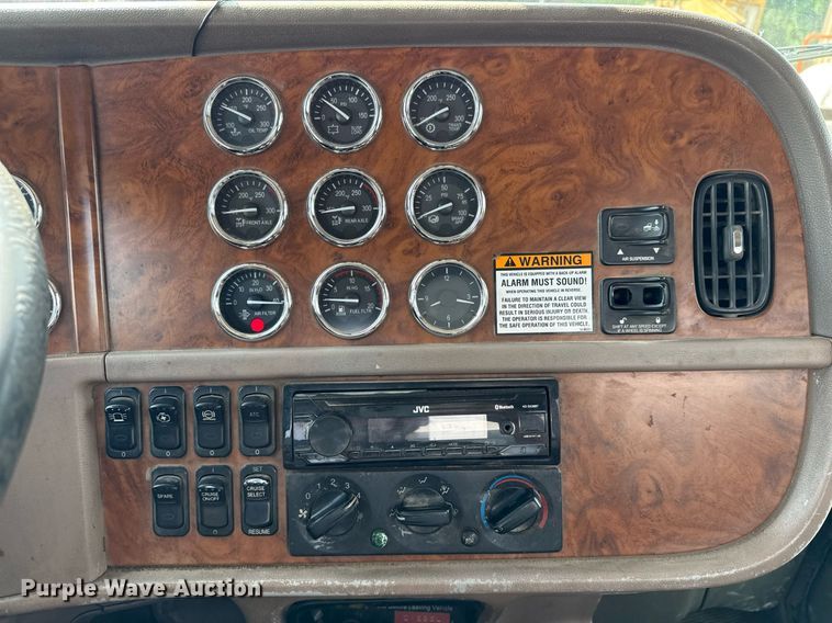 image for item ED5590 2007 Peterbilt 385 fuel truck