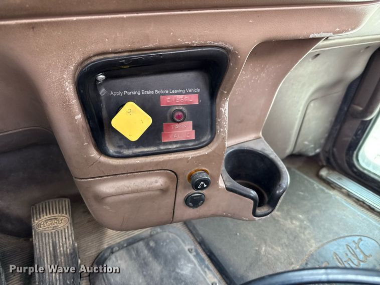 image for item ED5590 2007 Peterbilt 385 fuel truck