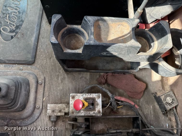 image for item ED5590 2007 Peterbilt 385 fuel truck