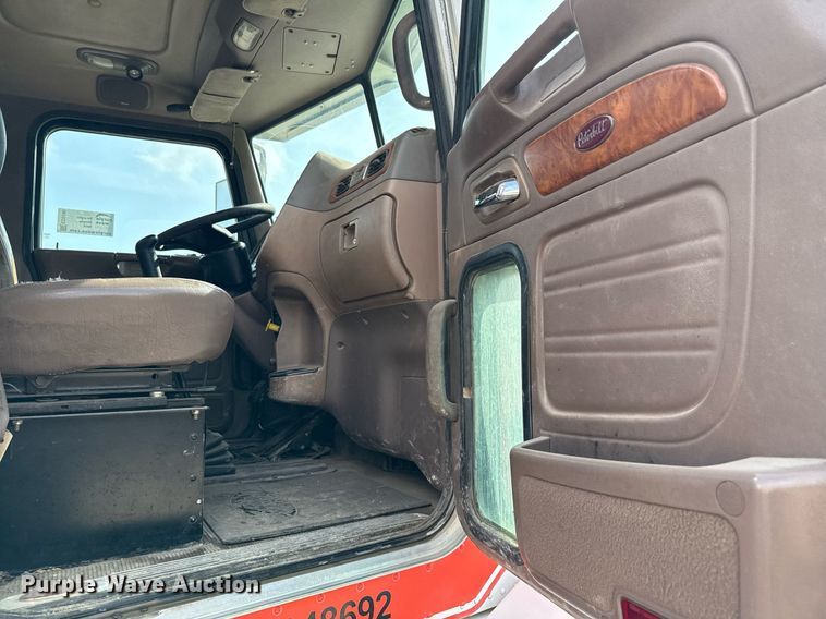 image for item ED5590 2007 Peterbilt 385 fuel truck