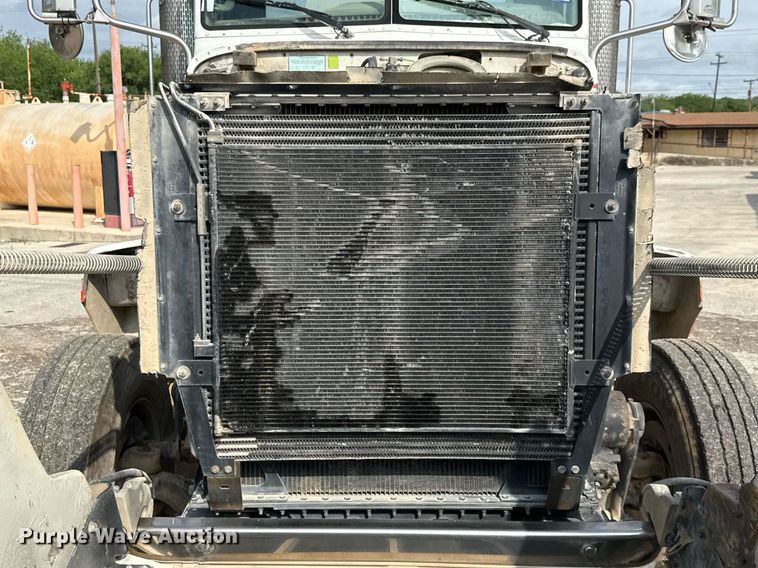 image for item ED5590 2007 Peterbilt 385 fuel truck